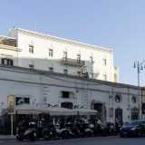 Nel nostro viaggio partiamo da corso Vittorio Emanuele, via dalla quale ci fermiamo ad ammirare la facciata di Palazzo Miramare...
